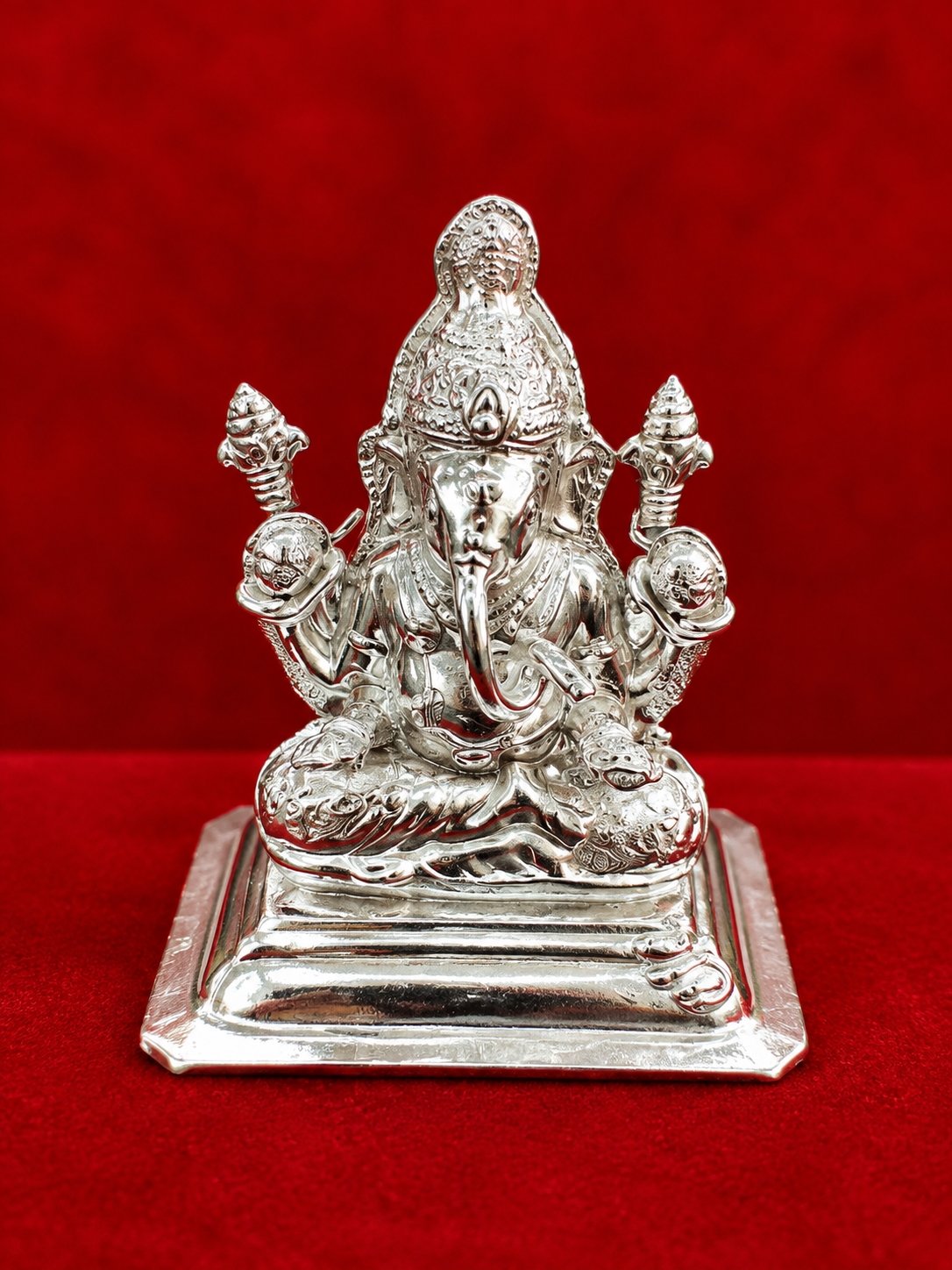 Divine Silver Ganesha Idol – Intricate Traditional Artistry & Premium Finish